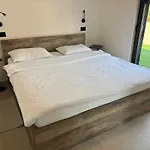 Kumpanija With Pool By Vacay 빌라 *