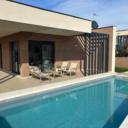 Vila Kumpanija With Pool By Vacay *